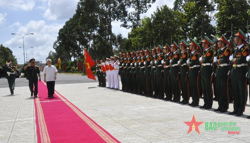 Tổng Bí thư Nguyễn Phú Trọng với lực lượng vũ trang Quân khu 9

